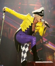 Pink'in "Dear Mr President" adlı şarkısı rekor kırdı