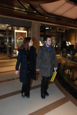 Emre Aydın sevgilisi ile ilk kez elele / Magazin Haberleri emre aydin sevgilisi