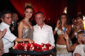 Ali Ağaoğlu 'na sevgilisinden büyük sürpriz ali agaoglu sevgilisi