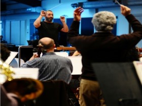 Cem Yılmaz orkestra şefi oldu cem yilmaz orkestra sefi oldu