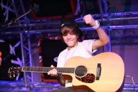 Justin Bieber izdihama yol açtı / Video justin bieber izdiham