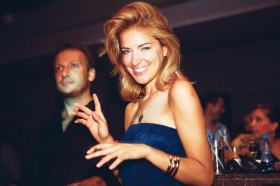 Burcu Esmersoy biber gazı ile dolaşıyor burcu esmersoy