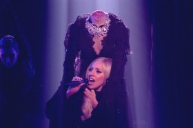 Lady Gaga kafasını eline aldı lady gaga kafasiz