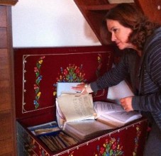 Müjde Ar, Aysel Gürel 'in sandığını açtı mujde ar aysel gurel sandigi acti