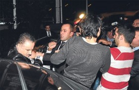 Seda Sayan Erol Köse 'ye saldırdı seda sayan erol kose kavgasi