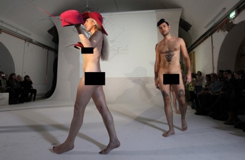 Londra Moda Haftası'nda çıplak modeller! londra moda haftasi ciplak modeller