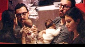 Tuba Büyüküstün ikizleriyle cafede tuba buyukustun ikizleri