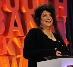 İngiliz sanatçı Kate Bush, Adele'yi geride bıraktı dorchester otel londra odul