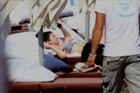 Beren Saat ilk kez bikinili ! beren saat bikinili