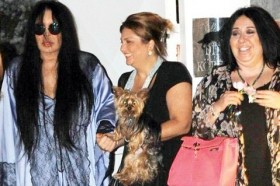 Bülent Ersoy gecelikle gezmeye çıktı bulent ersoy gecelik