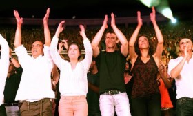 Kıvanç Tatlıtuğ,Tarkan konserinde coştu kivanc tatlitug oynadi