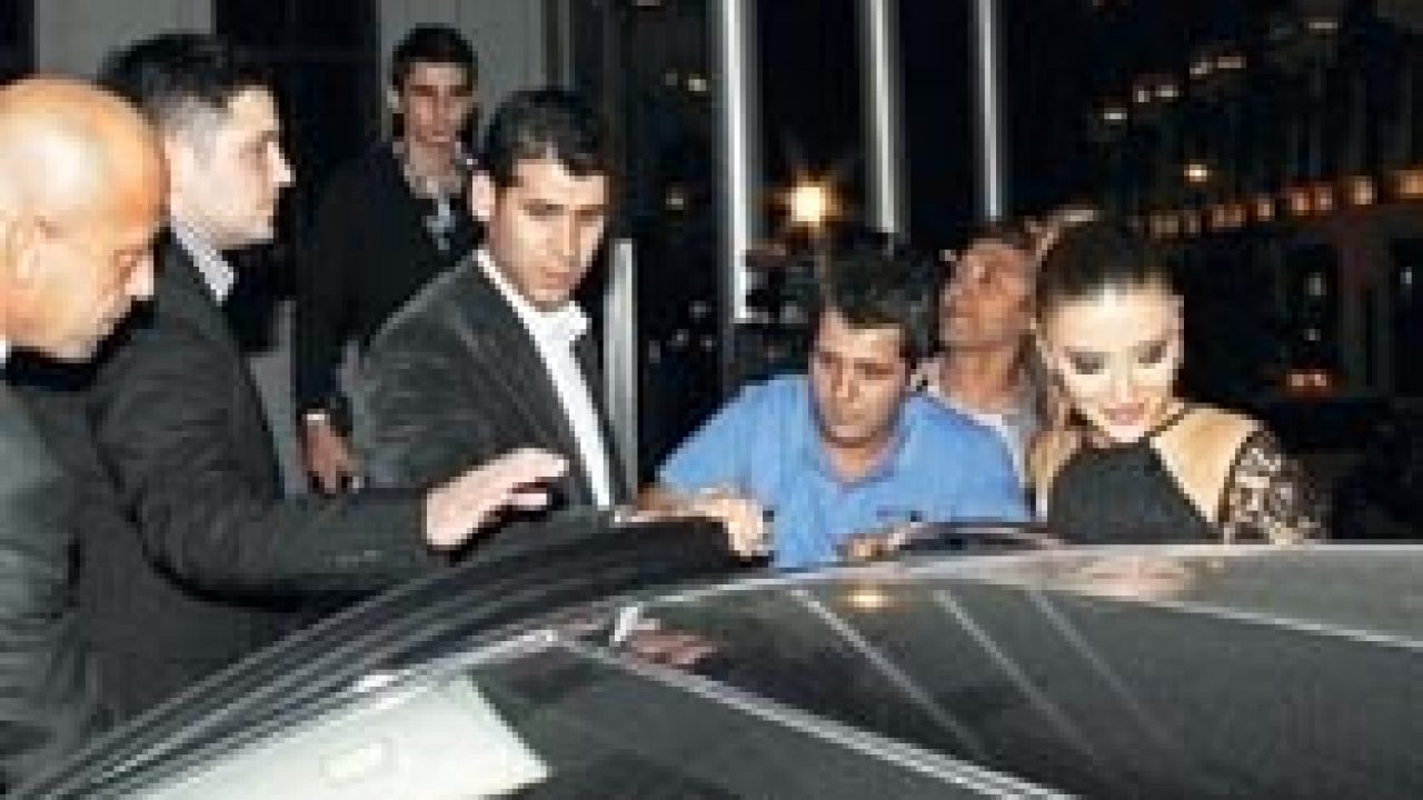 Özge Ulusoy,Hakan Akkaya deflesinde ozge ulusoy hakan akkaya defilesi