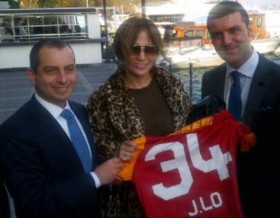 Jennifer Lopez'e Galatasaray forması jennifer lopez galatasaray formasi