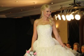 Seçkin Piriler anne olduktan sonra ilk kez podyumda seckin piriler defile