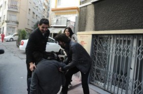 Ahmet Kural'ı görüntülemek isterken düştü! 2 Ahmet Kural'ı görüntülemek isterken düştü!