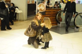 Pınar Altuğ kızıyla bir örnek giyindi 2 Pınar Altuğ kızıyla bir örnek giyindi