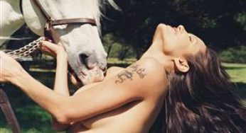 Angelina Jolie'nin efsane pozu Londra'da satılıyor 2 Angelina Jolie'nin efsane pozu Londra'da satılıyor