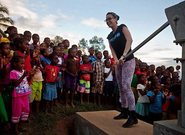 Katy Perry'den anlamlı ziyaret 3 Katy Perry'den anlamlı ziyaret