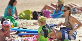 Sidney 'in kızgın kumlarından serin sularına 2 Naomi-Watts-Kocasi-Liev-Schreiber-ve-cocuklari-Nonfi-Plaji