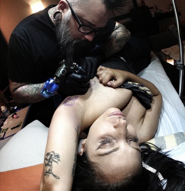 Lady Gaga yeni dövmeleri ile Paris konserine hazırlanıyor 3 lady gaga dovme