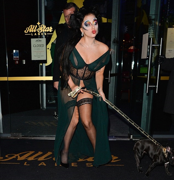 Lady Gaga yine şeffaf! 3 lady-gaga-kiyafet