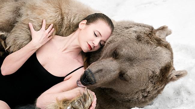 Rus modeller ayılarla poz verdi 3 rusya-ayi