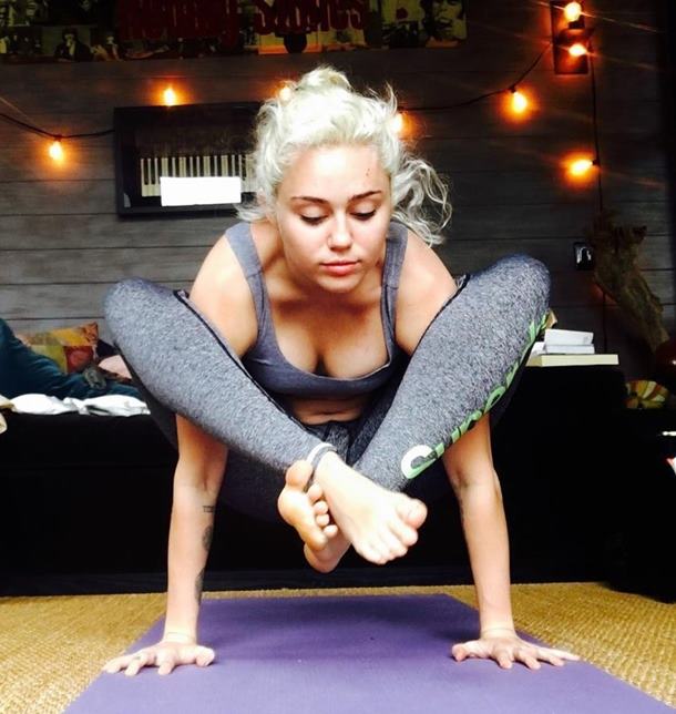 miley-cyru-yoga