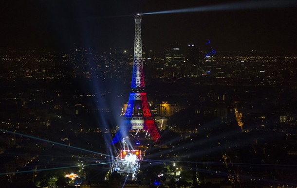 Eyfel FanZone David Guetta ile açıldı 3 eyfel-kulesi-taraftar-bolgesi