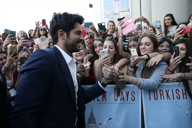 Atina'da Burak Özçivit coşkusu 2 Atina’da Burak Özçivit coşkusu