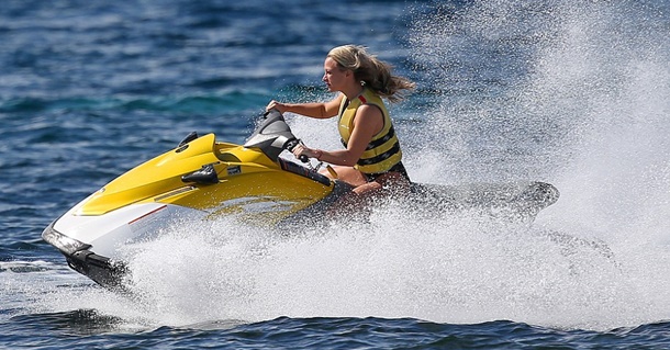 Chloe Madeley, İbiza tatilinde jet ski keyfi yaptı