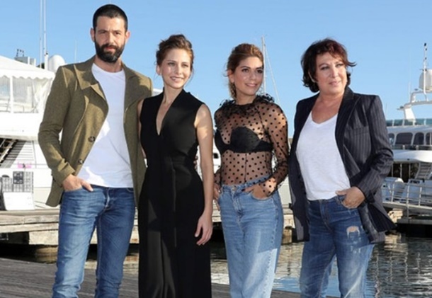 Halit Ergenç ve Bergüzar Korel Fransa'ya damga vurdu 3 Fransa’nın Cannes şehrinde düzenlenen MIPCOM TV Fuarı, farklı ülkelerden yapımcı, televizyon kanalları ve oyuncuları bir araya getirdi.