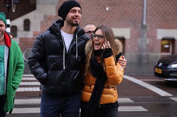 Ünlü şarkıcı Murat Boz, Amsterdam'da vereceği konser için sevgilisi Aslı Enver ile Hollanda'ya gitti.