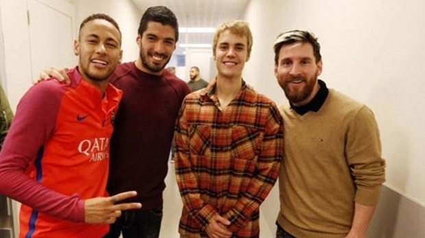 Justin Bieber, Neymar, Messi ve Suarez soyunma odasında birlikte poz verdi