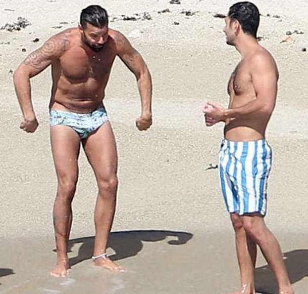 Ünlü şarkıcı Ricky Martin bir süredir birlikte olduğu Jwan Yosef ile Meksika sahillerinde görüntülendi.
