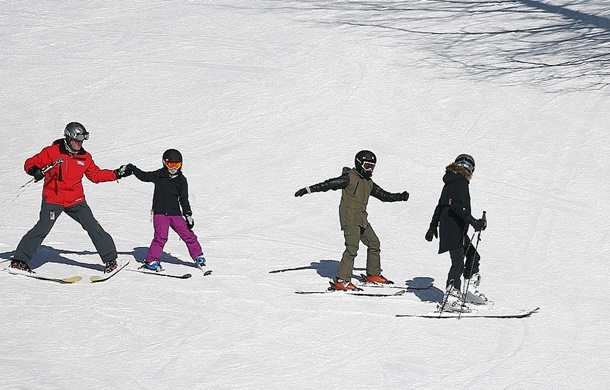 Angelina Jolie Çocuklarıyla Kayak Tatilinde 3 Angelina Jolie Tatilde