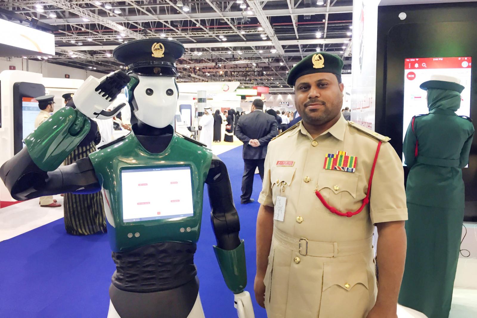 Robocop Gerçek Oldu! Dubai Sokakları Robot Polislere Emanet