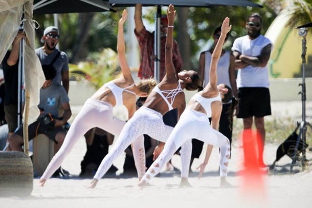 Victoria’s Secret Meleklerinden Miami Sahillerinde Yoga