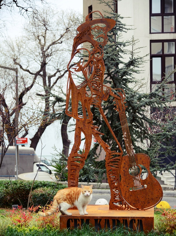 Cem Karaca Heykeli Moda'da 3 Cem Karaca Heykeli Moda'da