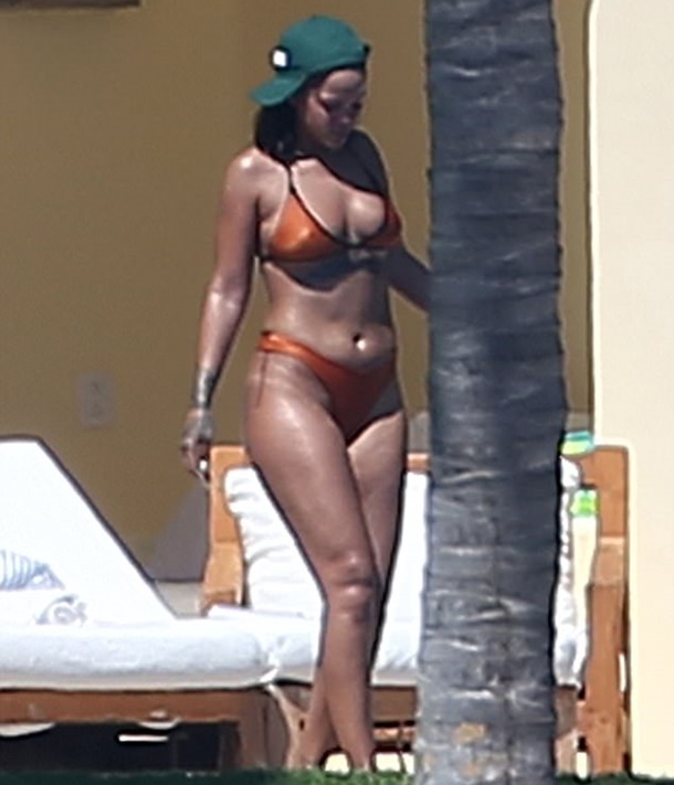 Barbadoslu seksi şarkıcı Rihanna, Meksika tatilinde