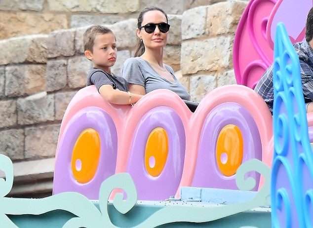 Angelina Jolie, kızının doğum gününü Disneyland’da kutladı