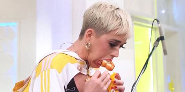 Katy Perry tavuk yerken boğuluyordu!