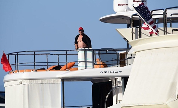 Cem Yılmaz ile Defne Samyeli Yunan adalarında mavi tura çıkıyor