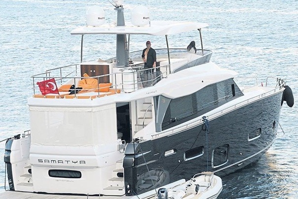 Cem Yılmaz ile Defne Samyeli Yunan adalarında mavi tura çıkıyor