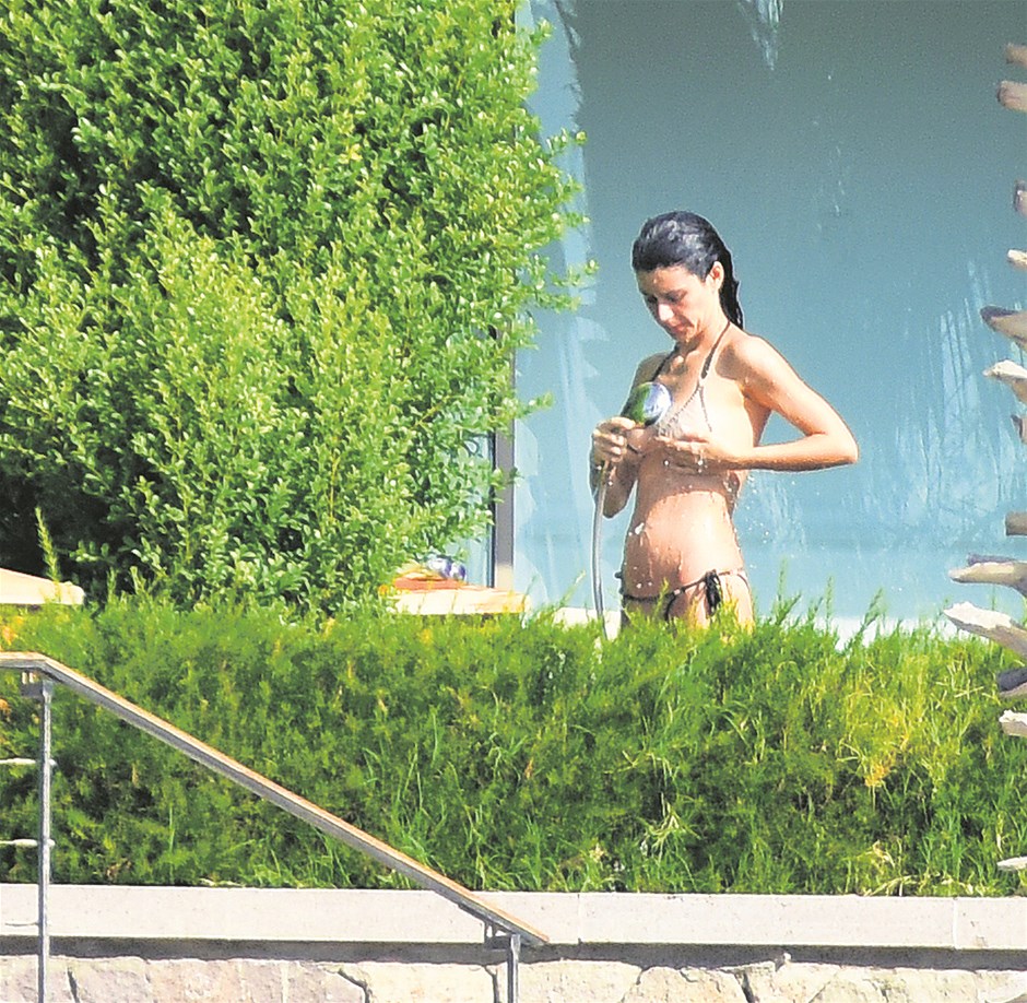 Beren Saat yalnız başına deniz keyfi yaptı 3 beren saat kenan dogulu