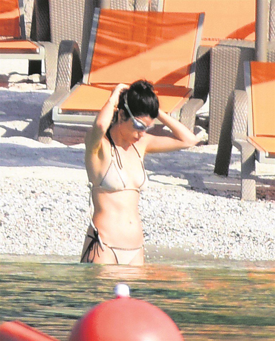 Beren Saat yalnız başına deniz keyfi yaptı 4 beren saat