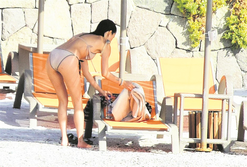 Beren Saat yalnız başına deniz keyfi yaptı 2 kenan dogulu uyuttu