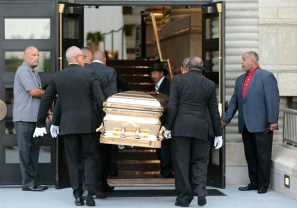 Vasiyeti üzerine kırmızı ruj ve topuklu ayakkabı ile gömülüyor 3 aretha franklin kirmizi ruj topuklu ayakkabi