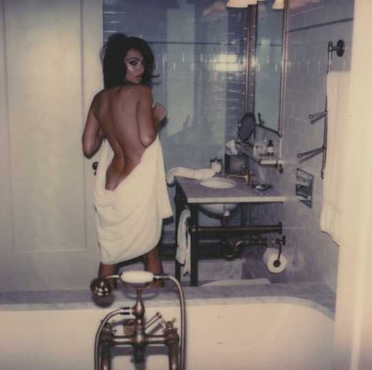 Emily Ratajkowski banyoda 4 emily ratajkowski banyoda