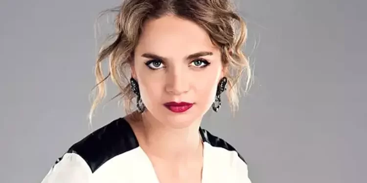 Tuğçe Kazaz Milano Moda Haftası'nda Dolce Gabbana ve Versus'u tanıttı 1 Tuğçe Kazaz Milano Moda Haftası'nda Dolce Gabbana ve Versus'u tanıttı.