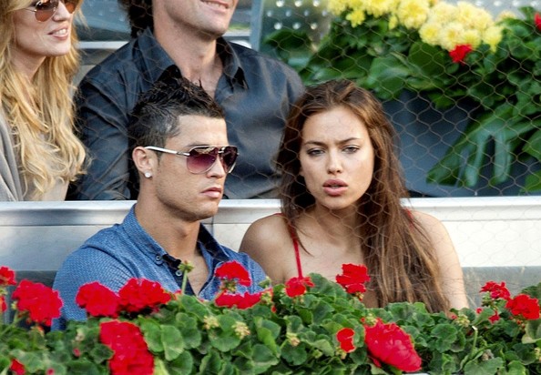 Ronaldo seyircinin burnunu kırdı / Video